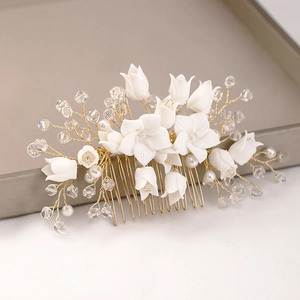 Peigne à cheveux de mariée fait main avec fleurs blanches, cristaux et perles dorées