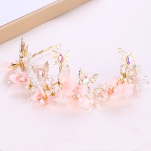 Vue détaillée de fleurs en tulle rose et papillons dorés avec perles et cristaux