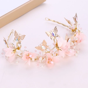 Diadème de mariée doré élégant avec pétales en résille rose, perles et design de papillon