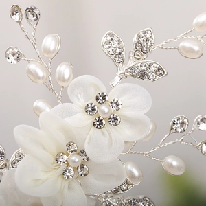 Squisito pettine per capelli da sposa con fiori di seta bianchi, perle e strass scintillanti