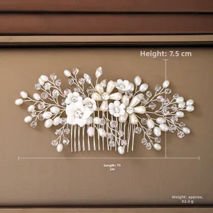 Dettaglio del pettine sposa fatto a mano con perle, dimensioni 15 cm per 7,5 cm