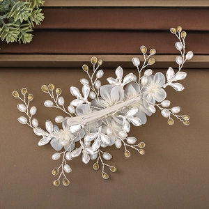 Pettine per capelli da sposa con fiori di seta, perle e rami di cristallo dorato fatto