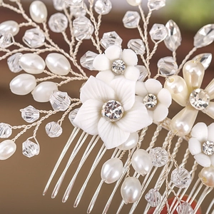Squisito pettine per capelli da sposa con fiori bianchi, perle finte e cristalli su filo d'argento
