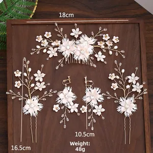 Détail d'un peigne de mariée fait main avec fleurs en résine et perles blanches