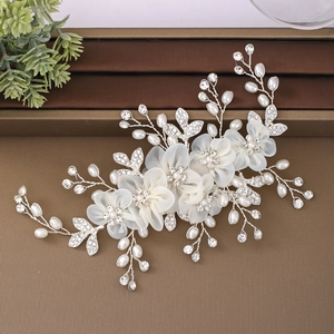 Pettine per capelli da sposa con fiori di seta, perle e strass su filo d'argento