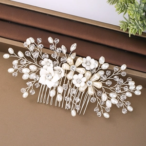 Dettaglio del pettine per capelli da sposa in filo d'argento con fiori e perle