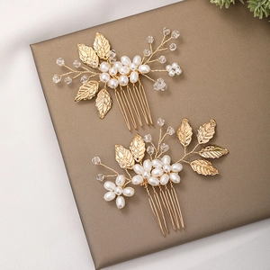 Détail du peigne à cheveux de mariée avec perles tressées et cristaux sur du cuir