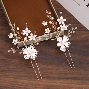 Détail macro d'épingles à cheveux fleurs roses et blanches avec cristaux et perles