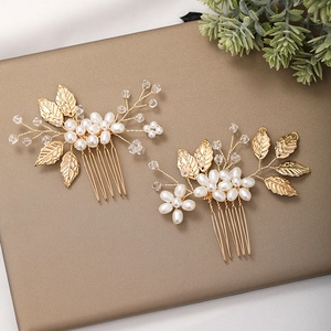Détail de peignes à cheveux de mariée faits main avec feuilles dorées et perles blanches