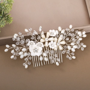 Pettine per capelli da sposa con fiori bianchi, perle e cristalli per acconciature