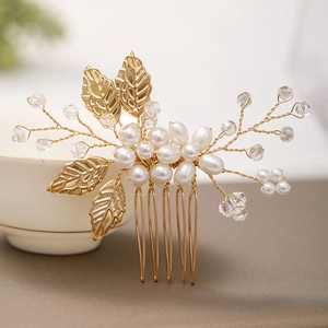 Macro d'un peigne à cheveux doré fait main avec perles tissées et cristaux