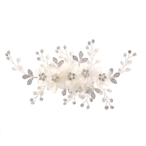 Pettine per capelli da sposa con fiori in tessuto traslucido, perle e strass scintillanti