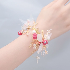 Bracelet de fleurs élégant avec fleurs en tissu rose, perles blanches et fil doré