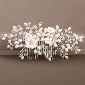 Elegante pettine da sposa con fiori bianchi, perle finte e cristalli su filo d'argento