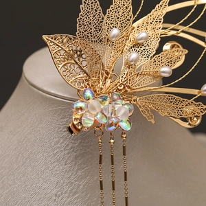 Elegant gold hair clip with hollow leaves, pearls and tassels for traditional attire