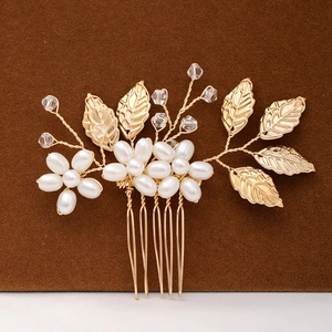 Peigne à cheveux mariée avec feuilles dorées, perles blanches et cristaux de mariage