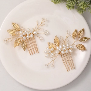 Détail de deux peignes à cheveux dorés pour mariée avec perles et feuilles de cristal blanc