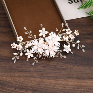 Peigne à cheveux de mariée fait main avec fleurs roses et perles sur fil doré