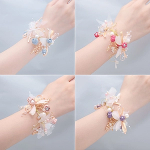 Corsage de poignet floral élégant pour demoiselle d'honneur en quatre coloris variés