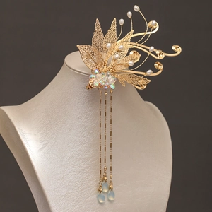 Exquisite gold leaf hair clip with tassels and pearls for elegant hanfu styling