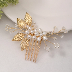 Détail d'un peigne à cheveux de mariée fait main avec feuilles dorées et perles