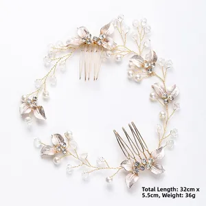 Dettaglio del pettine da sposa dorato da 32 cm con perle e strass su sfondo bianco
