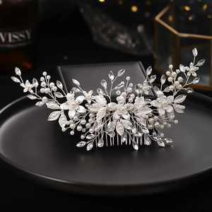 Détail macro du peigne à cheveux de mariée fait main avec perles et strass sur fil d'argent
