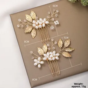 Détails de peignes de mariée avec feuilles en métal doré, perles blanches et cristaux