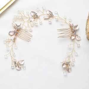 Dettaglio macro del pettine da sposa con foglie dorate, perle e decorazioni in cristallo