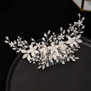 Détail d'un peigne de mariée argenté avec perles, cristaux et fleurs faites à la main
