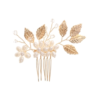 Détail macro du peigne à cheveux mariée doré avec perles tissées et perles cristal