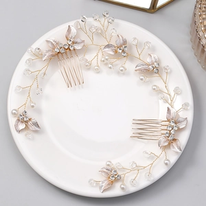 Dettaglio del pettine da sposa con foglie dorate, cristalli e perle bianche lucide
