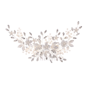 Détail du peigne de mariée avec fleurs en métal argenté, perles et perles de cristal