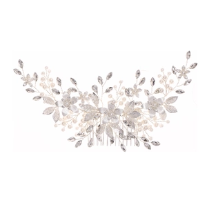 Vue détaillée d'un peigne à cheveux de mariée avec perles et cristaux en feuilles