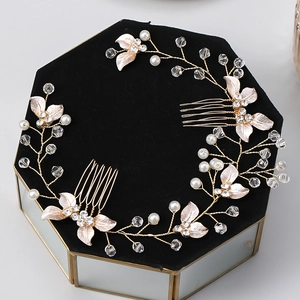Elegante pettine per capelli da sposa dorato con perle e strass su velluto nero
