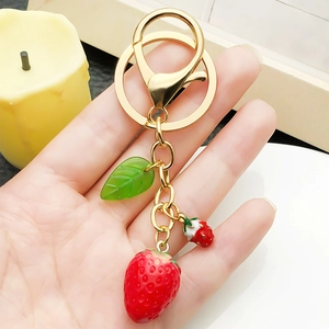 Porte-clés fraise rouge réaliste en résine avec fermoir doré et breloque feuille