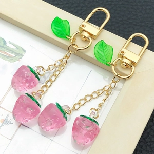 Porte-clés Mignon en Résine Fraise Cerise Fruit Pendentif de Sac Translucide Fermoir Mousqueton en Alliage d'Or Accessoire de Mode Femme Fille