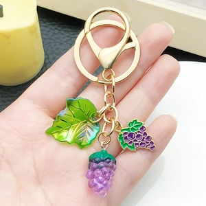 Portachiavi creativo con uva in resina viola, foglia e chiusura a cuore dorata