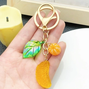 Llavero creativo de naranja en resina con hoja iridiscente y rodaja de pulpa transparente
