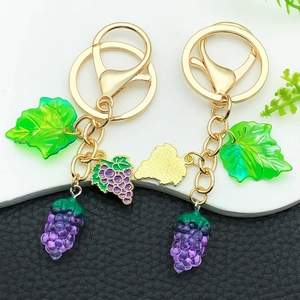 Portachiavi creativo in resina con uva viola, foglie verdi e moschettone dorato