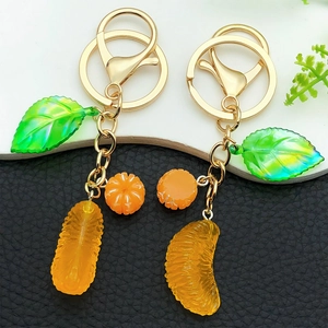 Llavero de naranja realista con hojas verdes y cierre dorado para bolsos y llaves