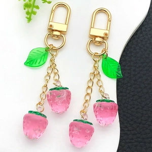 Lot de deux porte-clés fraises roses en résine avec feuilles et mousquetons dorés
