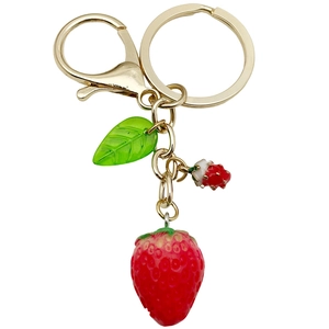 Porte-clés fraise 3D réaliste en résine avec feuille verte et anneau doré brillant