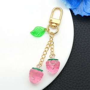 Détails de pendentifs fraises roses en résine avec feuilles vertes sur porte-clés doré