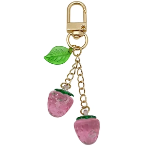 Porte-clés fraise rose en résine avec feuille verte et mousqueton en métal doré