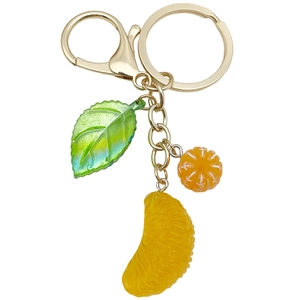 Llavero de naranja de resina con rodajas de fruta y hoja en cierre dorado elegante