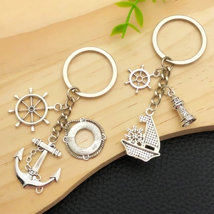 Set de porte-clés nautiques argentés avec pendentifs gouvernail ancre et phare