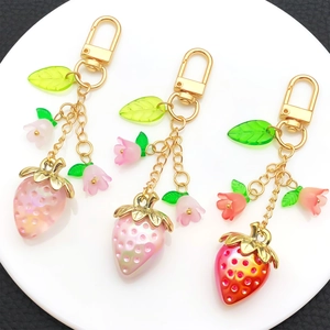 Porte-clés Doux Fraise et Muguet en Alliage de Zinc et Résine Pendentif Fruit pour Sacs et Clés Cadeau Femme Fille