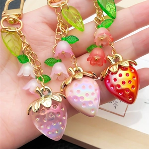 Porte-clés fraise et muguet mignon en résine disponible en styles rose et rouge vif