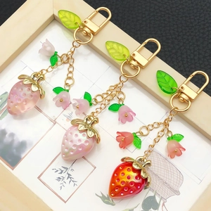 Lot de porte-clés fraise faits main avec fleurs de muguet et fermoirs en métal doré